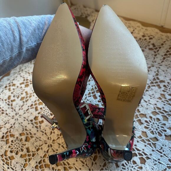 Chic Red Patterned Women's Heels - Picture 8 of 9